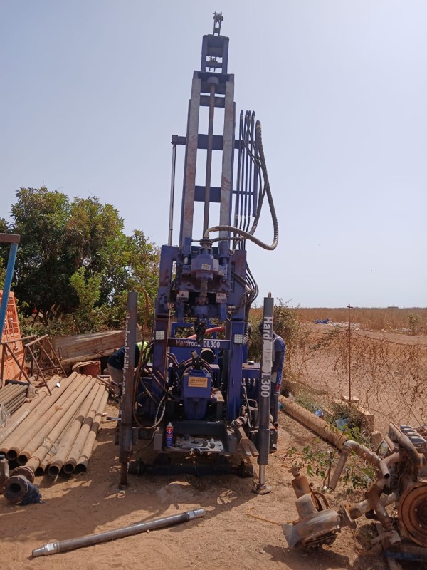 Foreuse hydraulique Hardrock DL300 d'EMF Consulting sur site